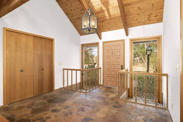 2032 Blackberry LN, Minnetonka, MN 55391