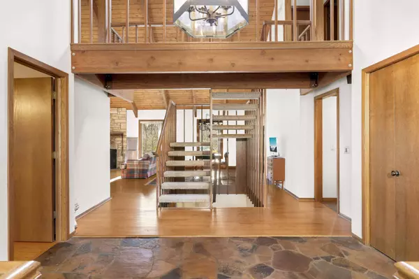 2032 Blackberry LN, Minnetonka, MN 55391