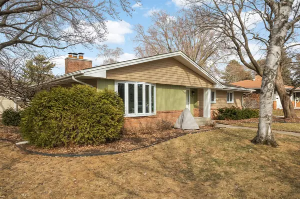 1695 Stanbridge AVE, Saint Paul, MN 55113