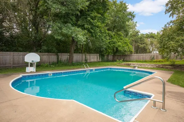1318 W Royal Oaks DR, Shoreview, MN 55126