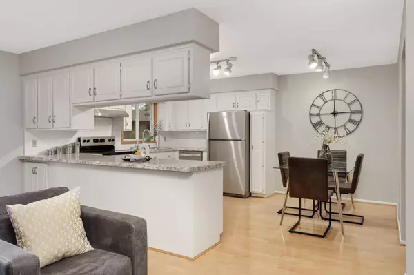 530 Lake Cove CT, Shoreview, MN 55126