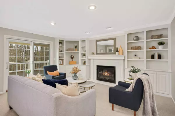 467 Harbor CIR, Shoreview, MN 55126