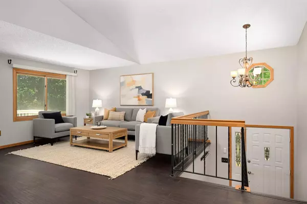 906 Evergreen DR, Burnsville, MN 55337