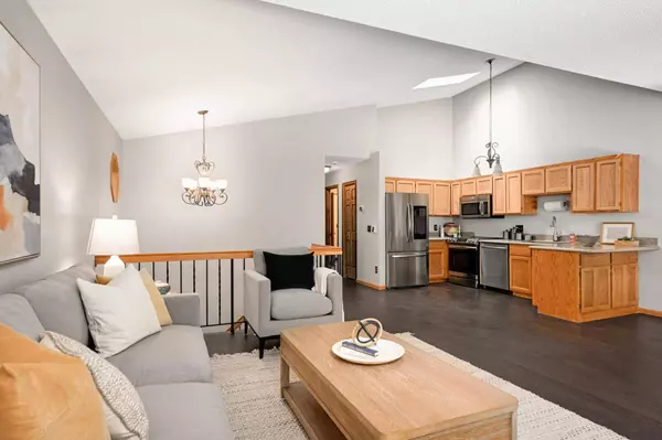 906 Evergreen DR, Burnsville, MN 55337