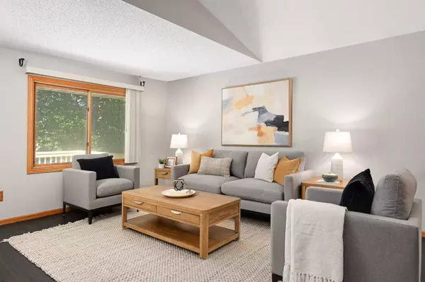 906 Evergreen DR, Burnsville, MN 55337