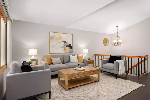 906 Evergreen DR, Burnsville, MN 55337