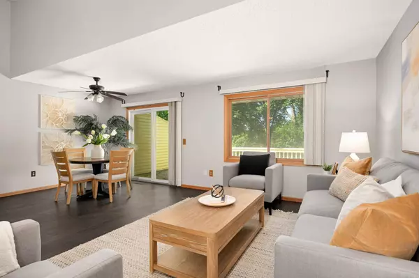 906 Evergreen DR, Burnsville, MN 55337