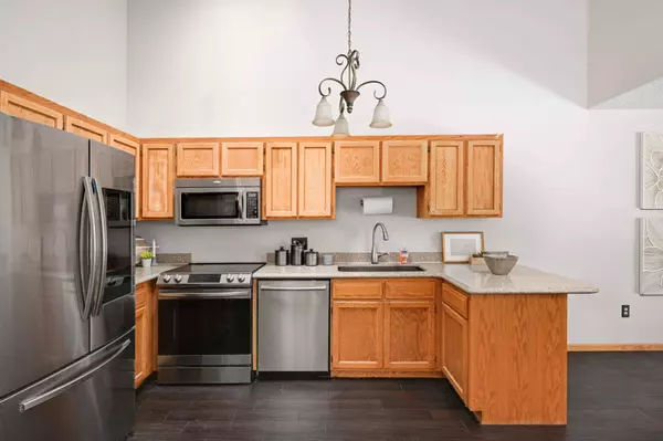 906 Evergreen DR, Burnsville, MN 55337