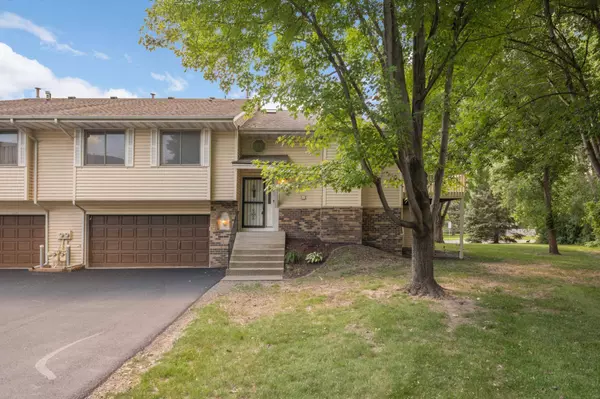 906 Evergreen DR, Burnsville, MN 55337