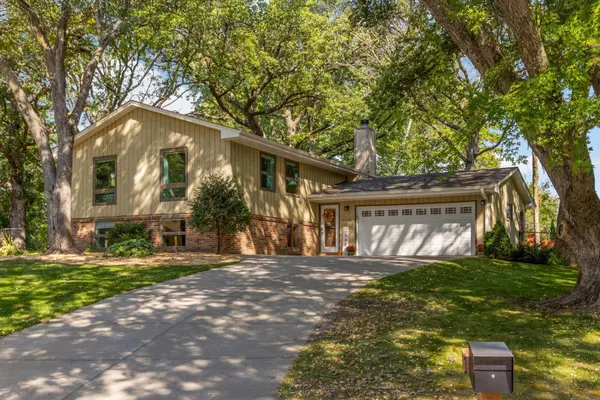 7136 Coachwood CIR, Woodbury, MN 55125