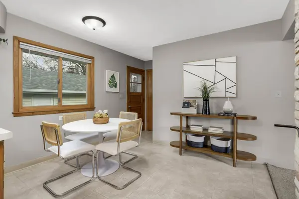 1811 Stanbridge AVE, Roseville, MN 55113