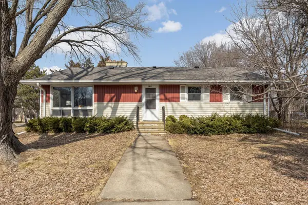 1811 Stanbridge AVE, Roseville, MN 55113