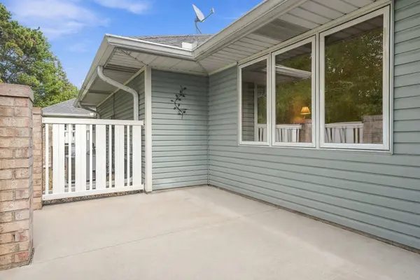1053 Royal CT, Shoreview, MN 55126