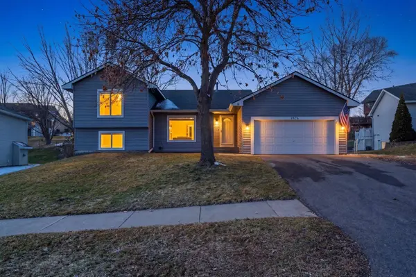 1574 Lake Susan Hills DR, Chanhassen, MN 55317