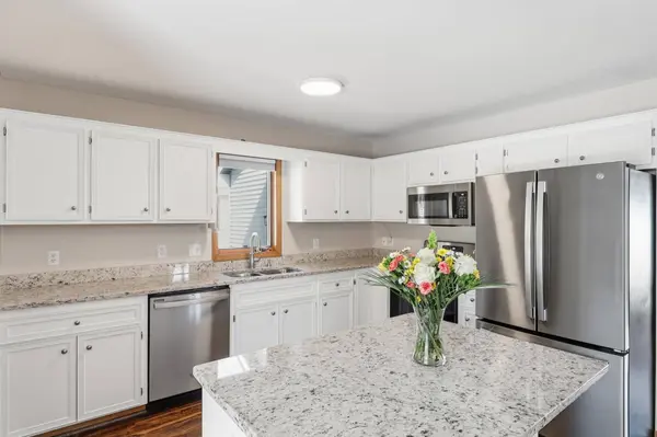 1574 Lake Susan Hills DR, Chanhassen, MN 55317