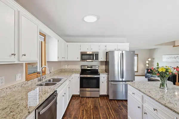 1574 Lake Susan Hills DR, Chanhassen, MN 55317