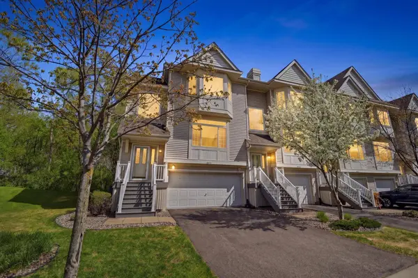 8852 Brunell WAY, Inver Grove Heights, MN 55076