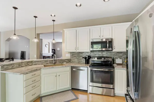 8852 Brunell WAY, Inver Grove Heights, MN 55076