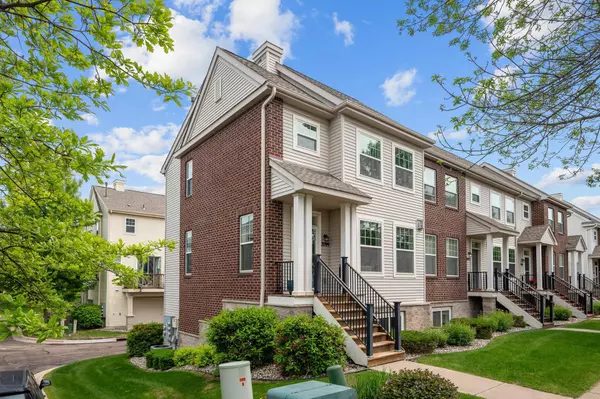 2099 Clover Ridge DR, Chaska, MN 55318