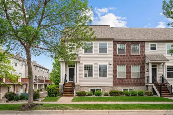 2099 Clover Ridge DR, Chaska, MN 55318