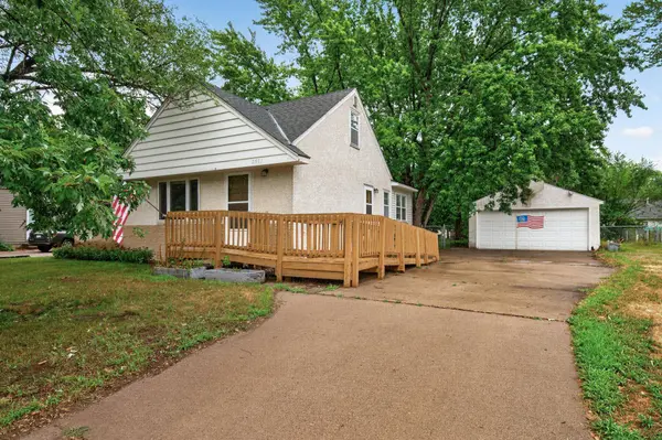 2551 Rainbow LN, New Brighton, MN 55112