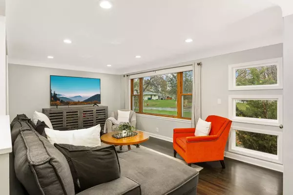 11302 Lorry LN, Minnetonka, MN 55305