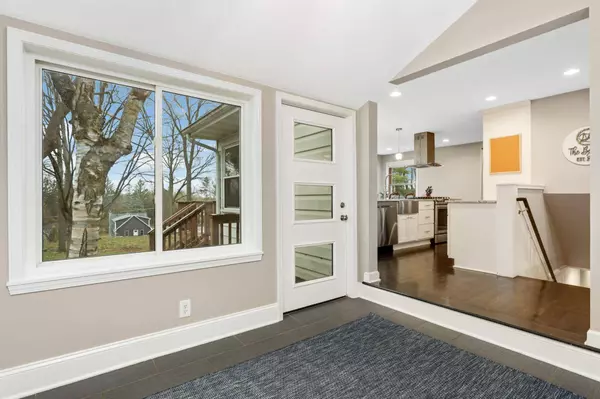 11302 Lorry LN, Minnetonka, MN 55305