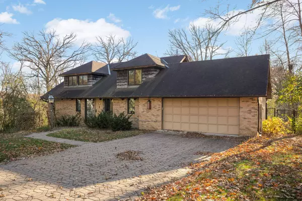 2032 Blackberry LN, Minnetonka, MN 55391