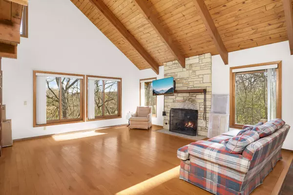 2032 Blackberry LN, Minnetonka, MN 55391