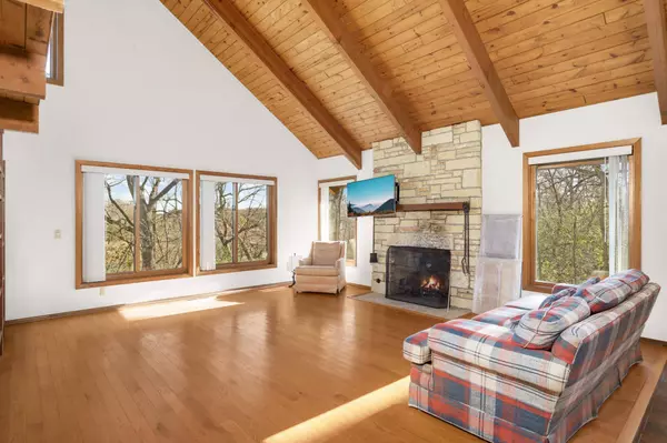 2032 Blackberry LN, Minnetonka, MN 55391