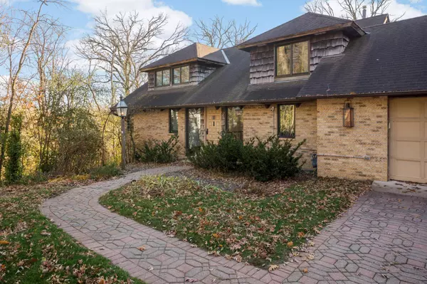 2032 Blackberry LN, Minnetonka, MN 55391