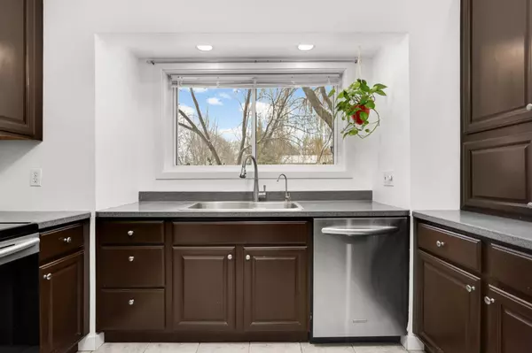 715 Liberty Heights DR, Chaska, MN 55318