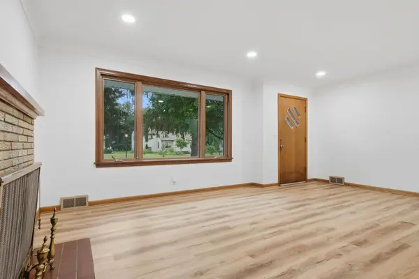2972 Woodbridge ST, Roseville, MN 55113