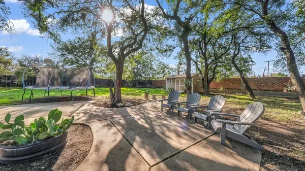 100 Oakview Drive, Hudson Oaks, TX 76087