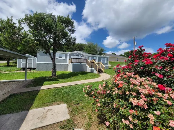 902 Devil's River Drive, Granbury, TX 76048