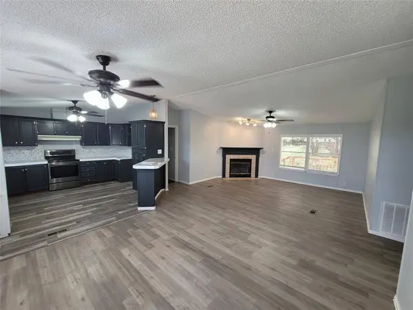 902 Devil's River Drive, Granbury, TX 76048