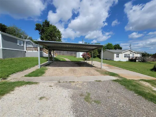 902 Devil's River Drive, Granbury, TX 76048