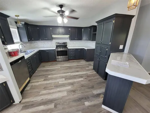 902 Devil's River Drive, Granbury, TX 76048