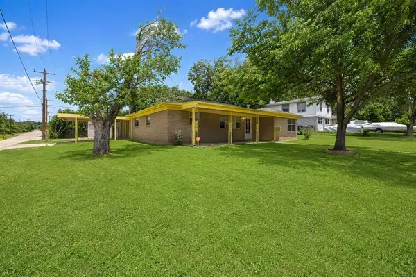 4028 Shawnee Trail, Lake Worth, TX 76135