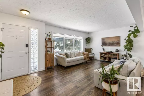 8732 151 ST NW, Edmonton, AB T5R 1H9