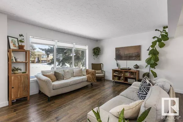 8732 151 ST NW, Edmonton, AB T5R 1H9