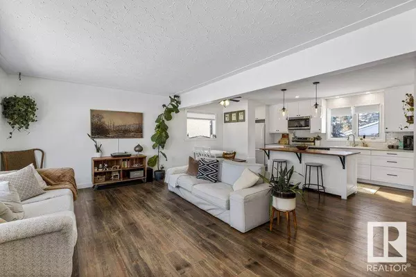 8732 151 ST NW, Edmonton, AB T5R 1H9