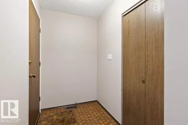 23 LORRAINE CR, St. Albert, AB T8N 2R4