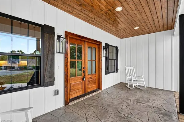 5405 Monterey Glen CT, Browns Summit, NC 27214