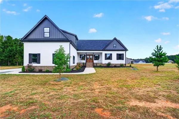 5405 Monterey Glen CT, Browns Summit, NC 27214