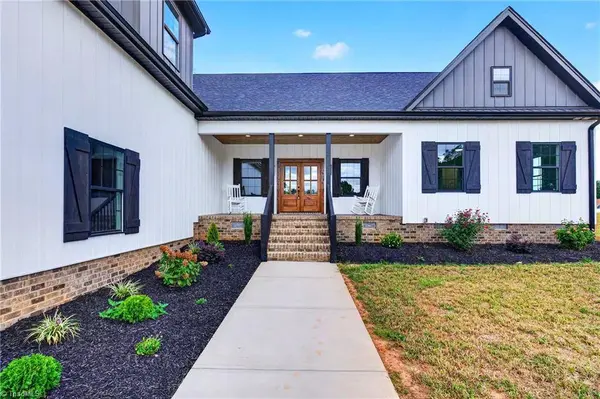 5405 Monterey Glen CT, Browns Summit, NC 27214