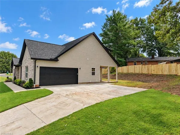 2410 Sedalia DR, Clemmons, NC 27012