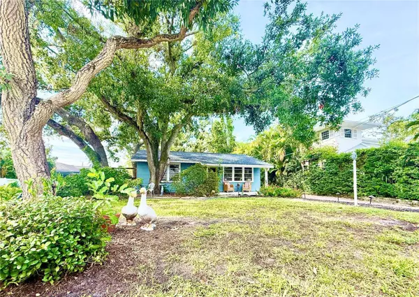 1702 HILLVIEW ST, Sarasota, FL 34239