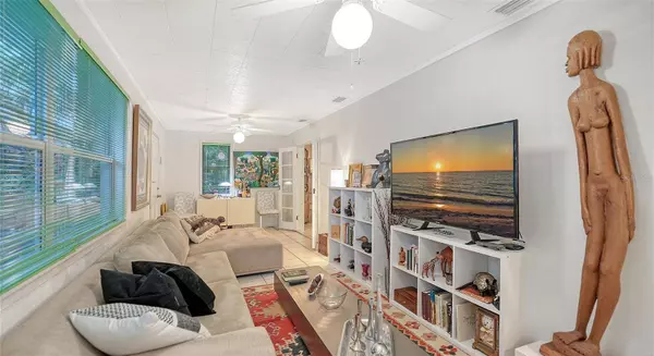 1702 HILLVIEW ST, Sarasota, FL 34239