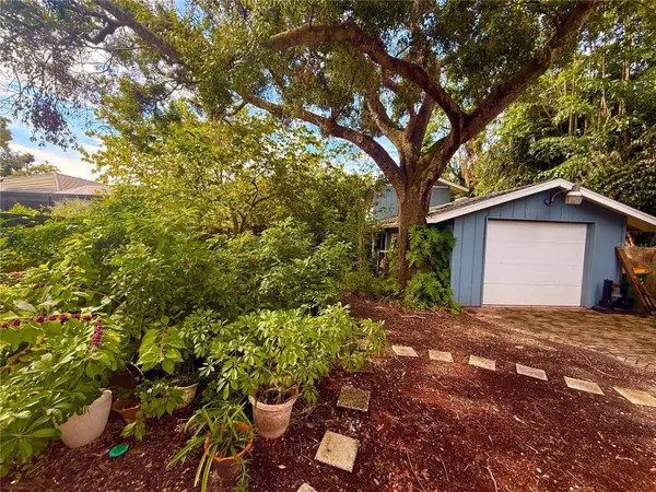 1702 HILLVIEW ST, Sarasota, FL 34239